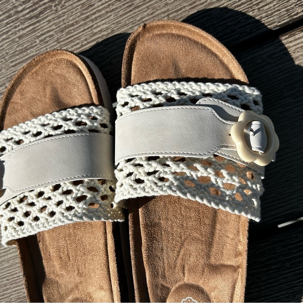 Rocket Dog Beige and Cream Woven Sandals 1 1/2” Platform Size 8 - Picture 2 of 9